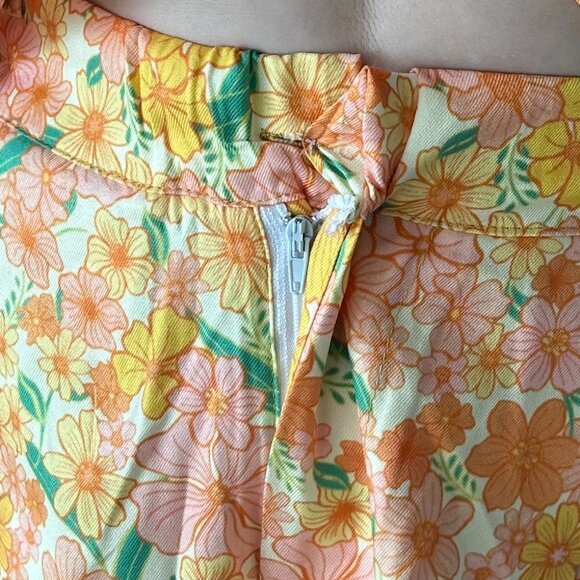 Lot of 2: Shorts And Crop Top Sets: Faces & Floral Patterns - Picture 8 of 8